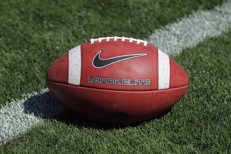 galleries/2011/11/17/ashton-kutcher-franco-harris-and-others-support-joe-paterno-after-his-firing/nike-paterno-supporters_lg9iah