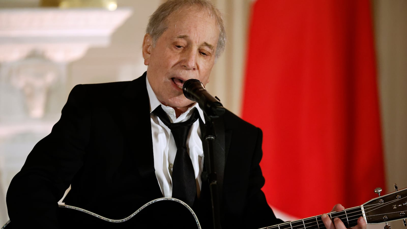 Legendary singer-songwriter Paul Simon has undergone back surgery.