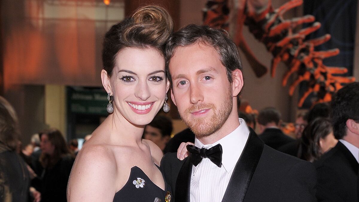 cheats/2011/11/28/anne-hathaway-engaged/anne-hathaway-shulman-engaged-cheat_ftz3zz