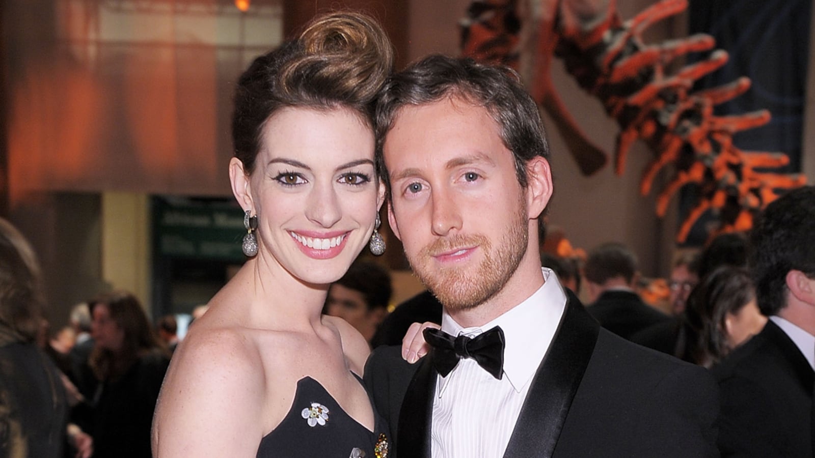 cheats/2011/11/28/anne-hathaway-engaged/anne-hathaway-shulman-engaged-cheat_ftz3zz