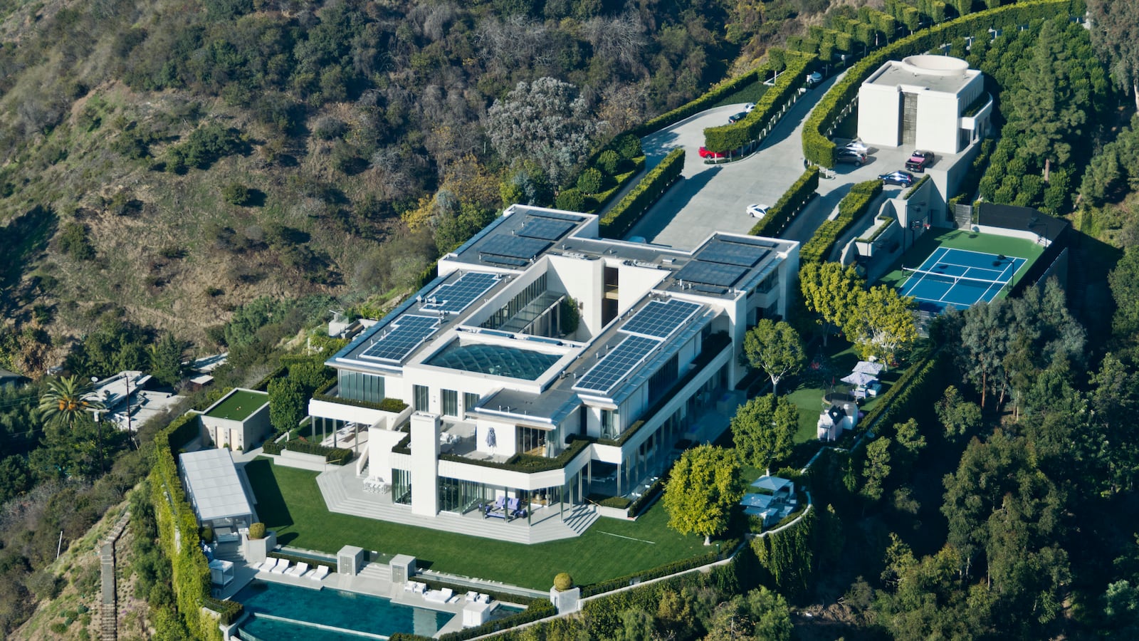 Tony and Jeanne Pritzker are selling their former estate in Los Angeles.