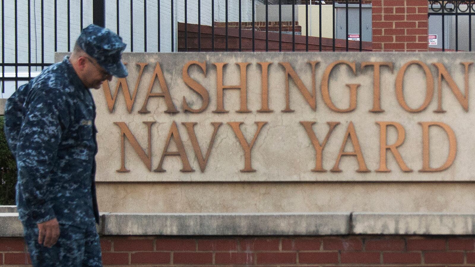 cheats/2013/09/25/fbi-releases-video-of-navy-yard-shooter/130925-video-washington-cheat_imutfj