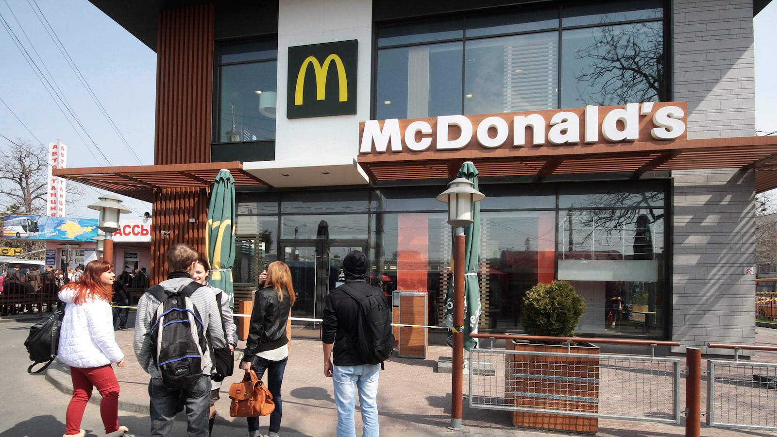 cheats/2014/04/04/mcdonald-s-closes-in-crimea/140404-mcdonalds-crimea-cheat_mu05jj