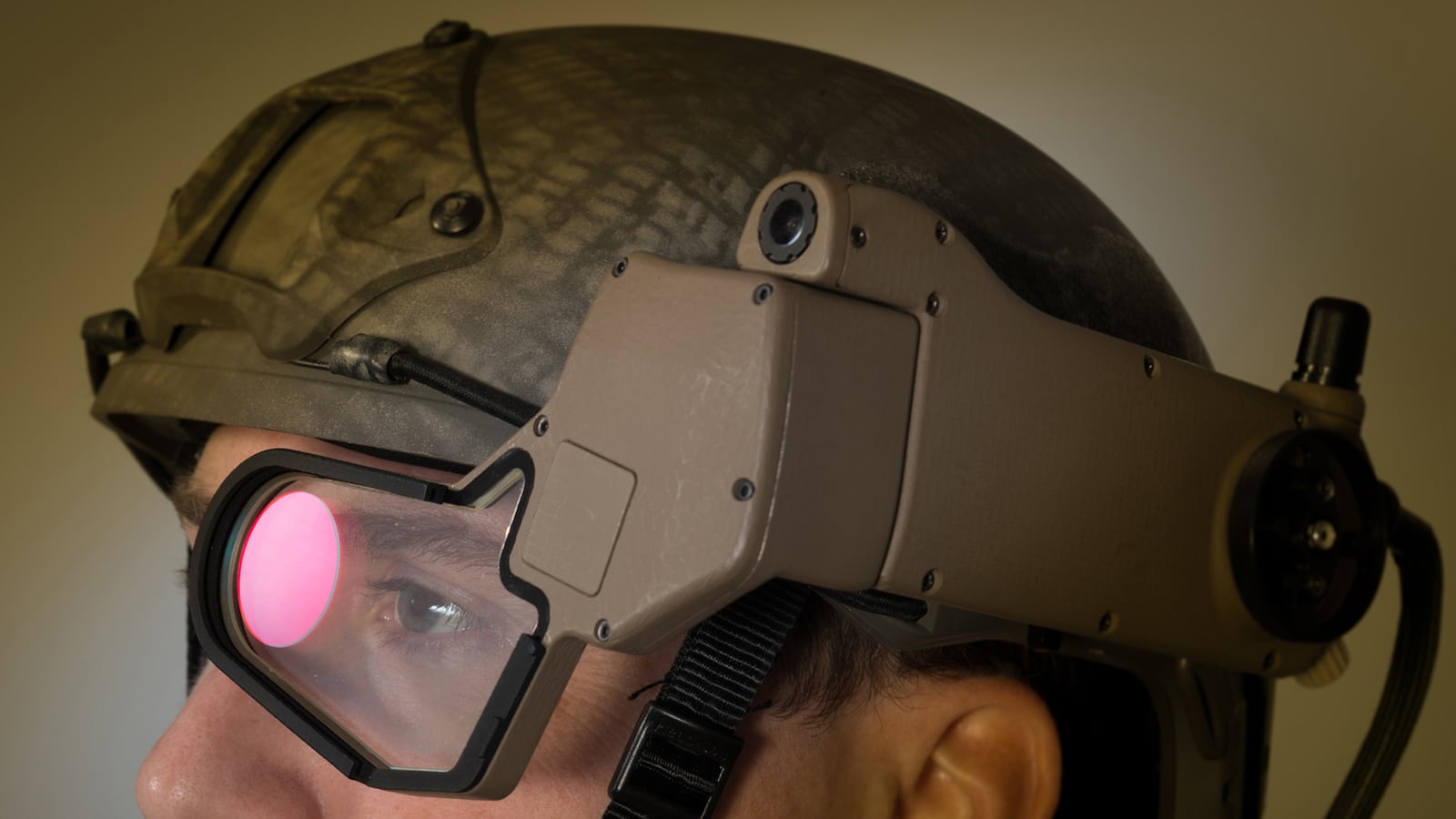 articles/2014/05/27/augmented-reality-system-goes-from-military-to-market/140526-eveleth-darpa-tease_ubccha