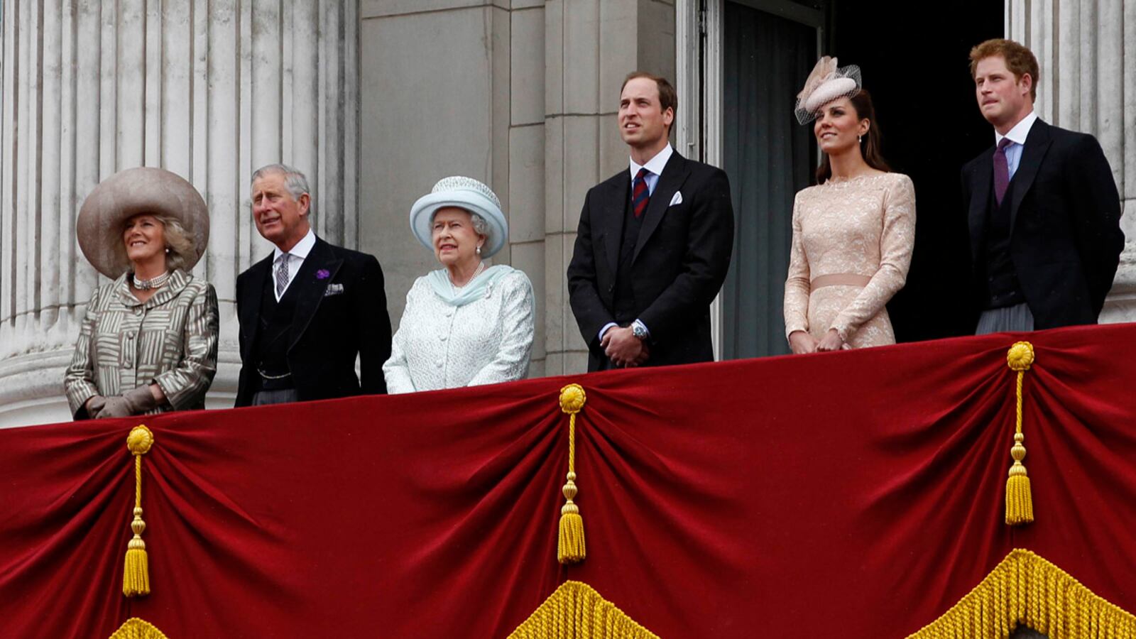 articles/2012/11/20/prince-charles-sees-popularity-slump-as-prince-william-prince-harry-and-kate-middleton-soar/jubilee-balcony_vourmb