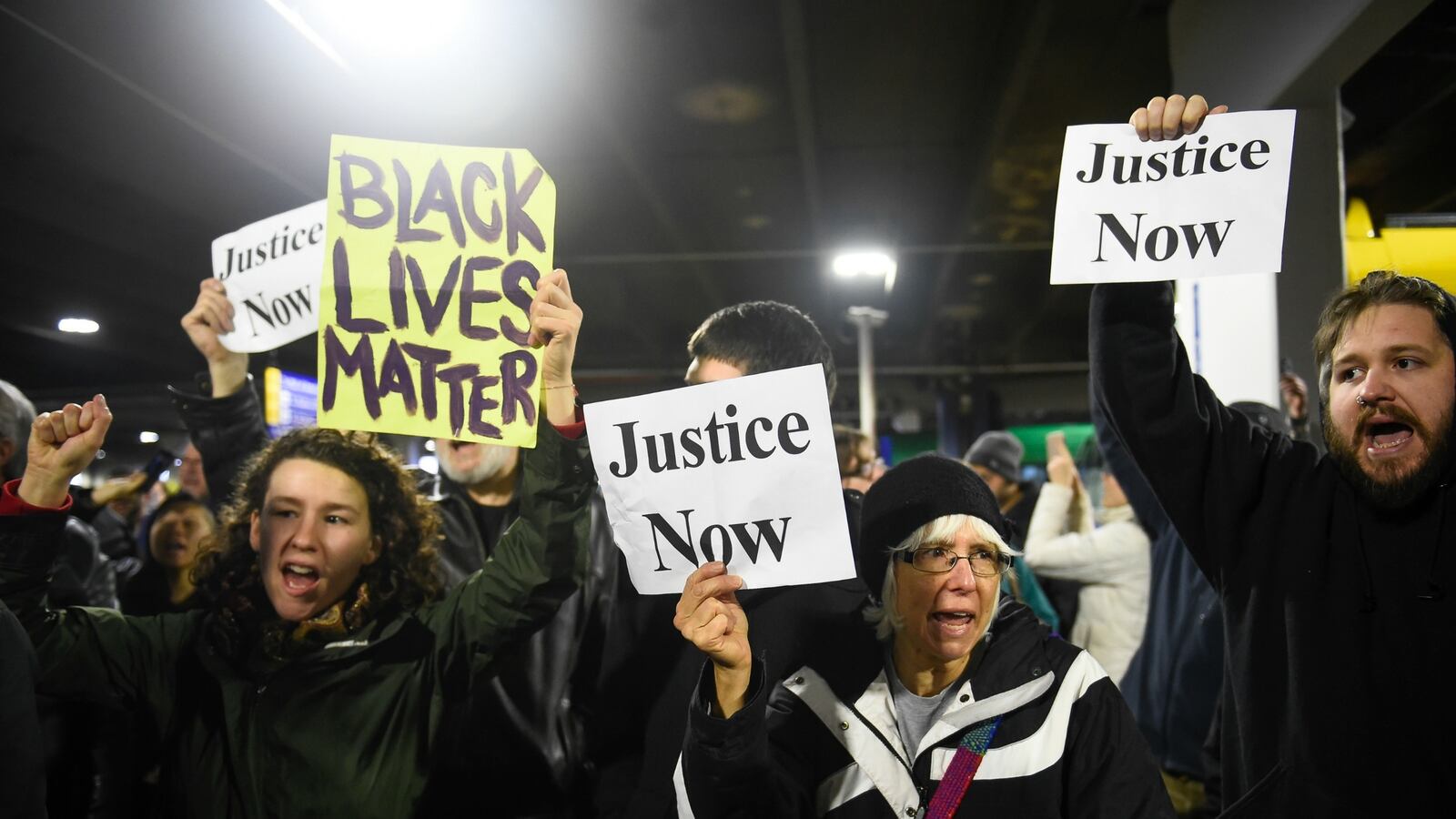 cheats/2016/05/20/florida-activists-protest-police-remarks-on-dead-suspects/160520-florida-drowning-cheat_ud7p4b