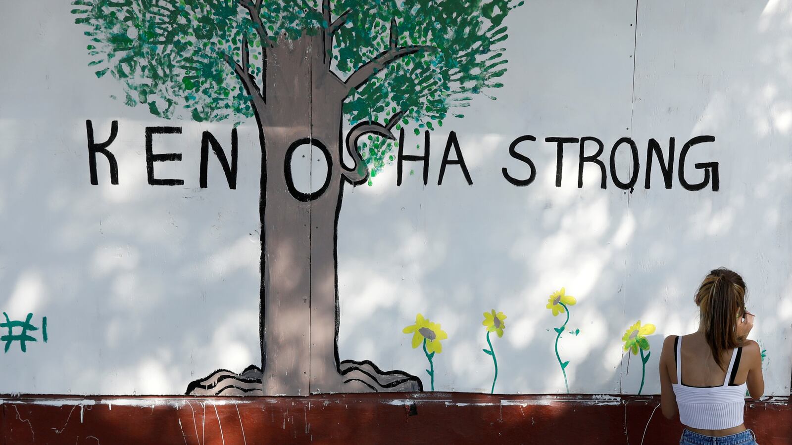 2020-08-28T223111Z_1830969742_RC29NI94U0MQ_RTRMADP_3_GLOBAL-RACE-USA-WISCONSIN_vkrm8b