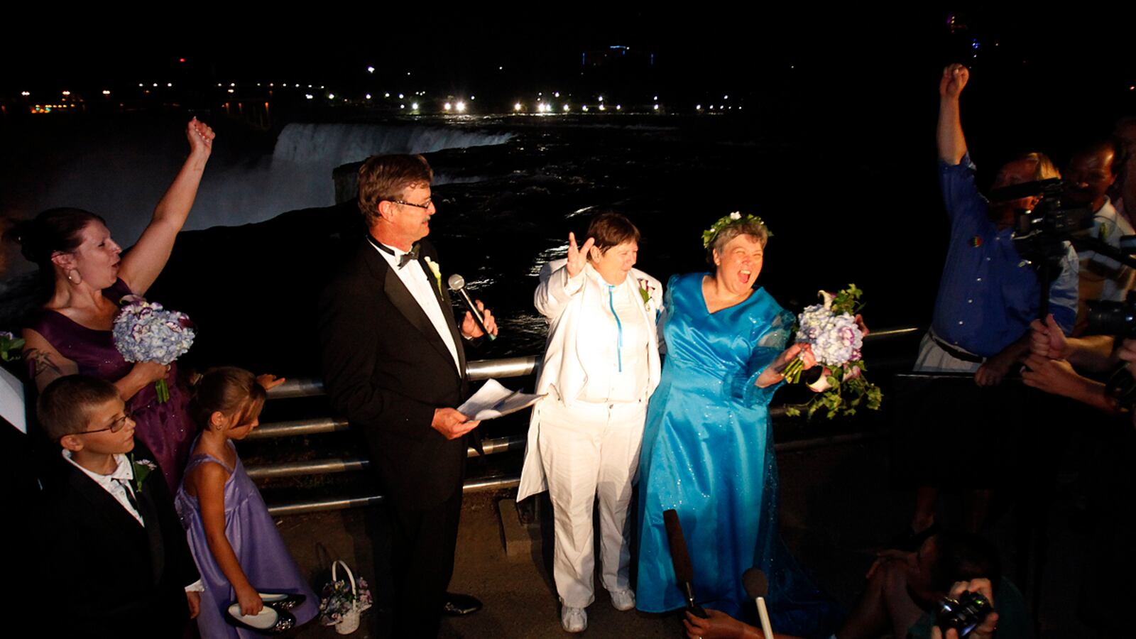 cheats/2011/07/24/new-york-s-first-gay-couple-weds/gay-marriage-legal-box_dzmwkc