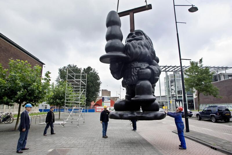 galleries/2014/04/30/the-weirdest-public-sculptures/140429-santa-buttplug_csafau