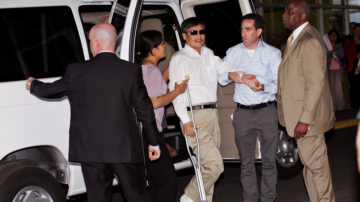 cheats/2012/05/19/chinese-dissident-arrives-in-u-s/chen-arrives-in-nyc-cheat_fsazmg