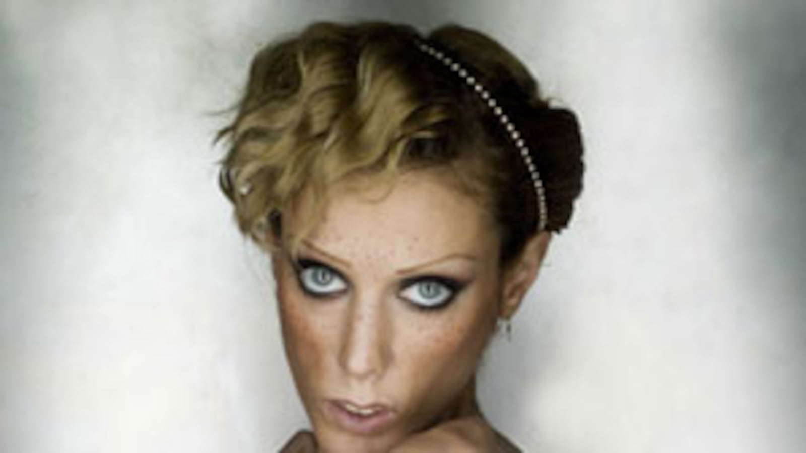 articles/2011/02/07/isabelle-caro-anorexic-model-dies-her-mother-commits-suicide-how-should-the-fashion-industry-respond/nadeau-anorexia_158306_joyll1