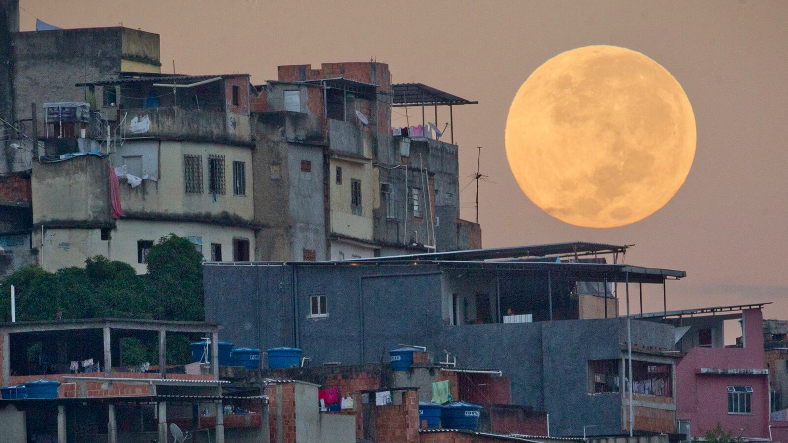 cheats/2013/06/22/expect-a-supermoon-this-weekend/130622-supermoon-cheat_vvbm5d