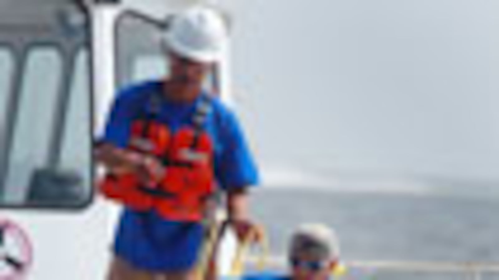 cheats/2010/05/03/workers-eye-5-solutions-to-oil-leak/oil-solutions_98164_zss1ht