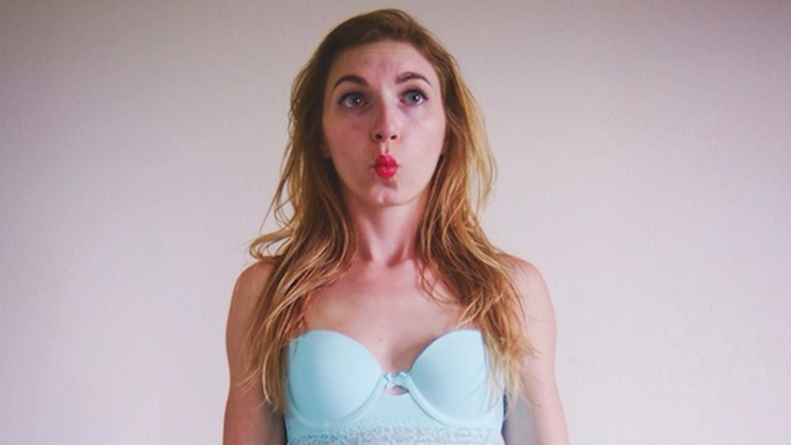 articles/2013/06/11/lindsay-mills-edward-snowden-s-girlfriend-writes-all-i-feel-is-alone/130611-snowden-girlfriend-tease_k9ahzh