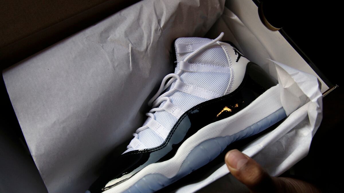 cheats/2011/12/23/air-jordans-shoppers-get-pepper-sprayed/air-jordan-shoppers-pepper-sprayed-cheat_kud81a