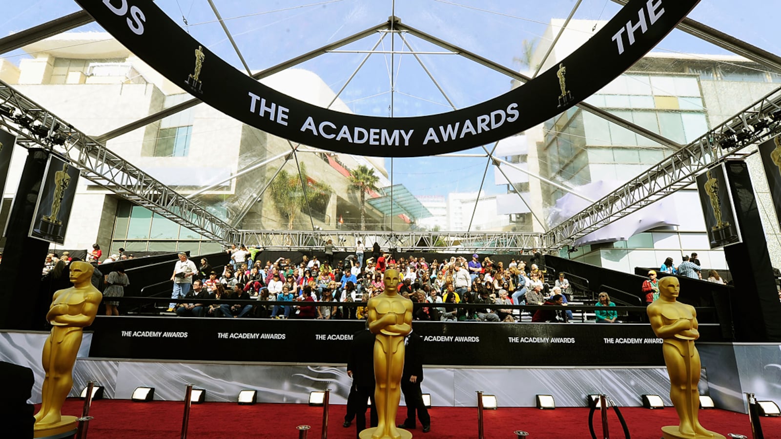 articles/2012/02/27/hollywood-and-the-oscars-surprise-with-celebration-of-traditional-values/oscars-red-carpet-setup_o2wjjo