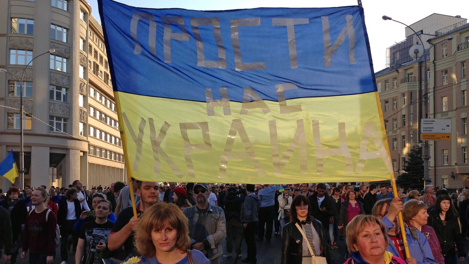 articles/2014/09/21/thousands-of-russians-march-to-end-the-war-in-ukraine-and-topple-putin/140921-nemtsova-moscow-rally-tease_ztikli