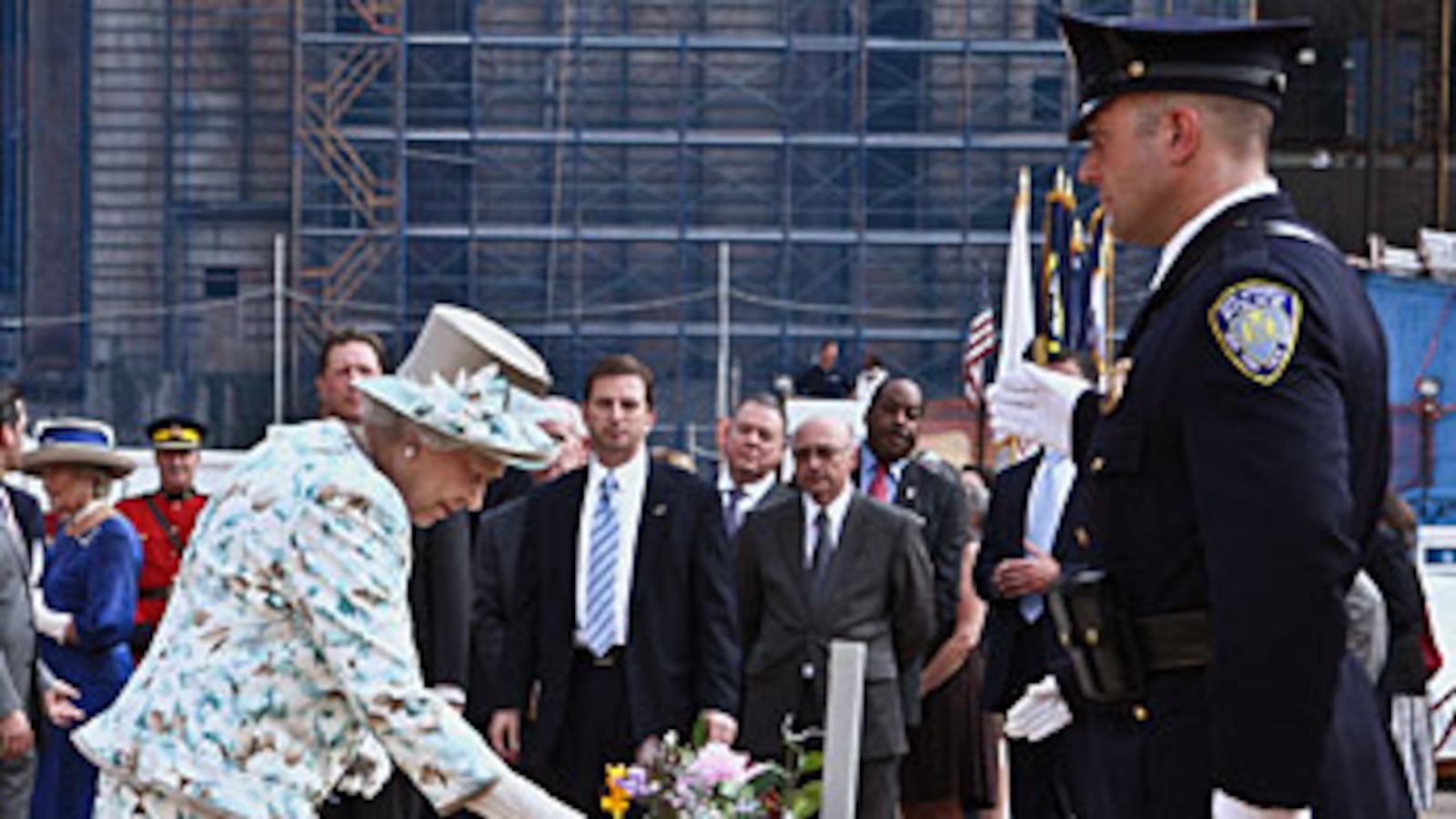 cheats/2010/07/07/queen-elizabeth-lays-wreath-at-ground-zero/queen-ground-zero_izoofa