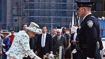 cheats/2010/07/07/queen-elizabeth-lays-wreath-at-ground-zero/queen-ground-zero_izoofa