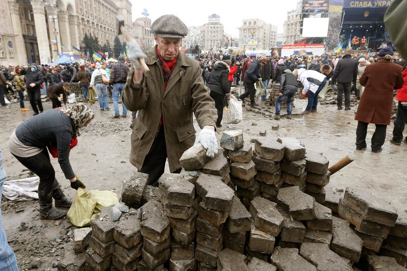 galleries/2014/02/18/an-all-out-battle-erupts-in-ukraine-photos/140219-ukraine-protest6-tease_d1m1kd