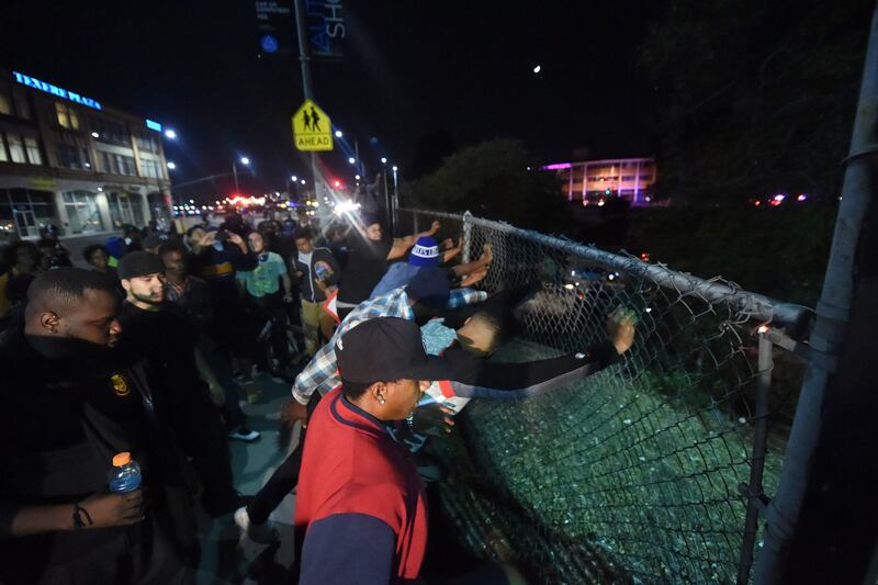 galleries/2014/11/26/day-2-ferguson-protesters-take-to-the-streets-across-the-u-s-photos/141125-ferg-9_rdfjvz