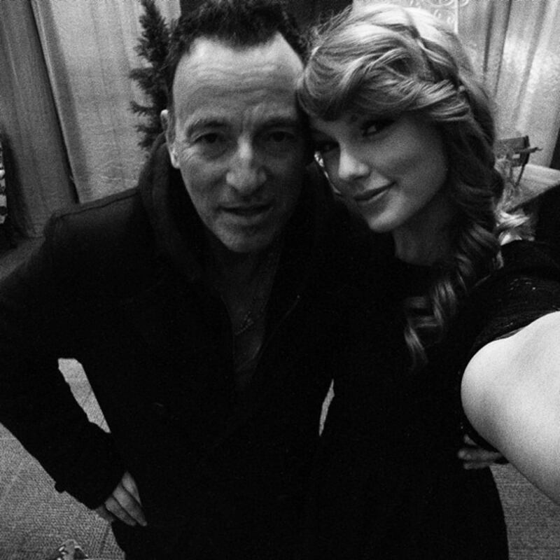 galleries/2011/11/22/celebrity-twitter-photos/twitpics-taylor-swift_ckww2f