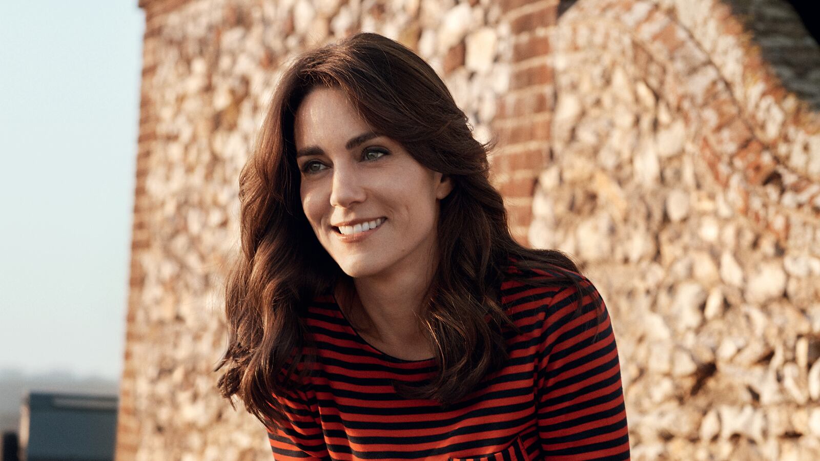 articles/2016/04/30/kate-is-vogue-s-new-cover-girl/160430-sykes-vogue-duchess-tease_mtprbs