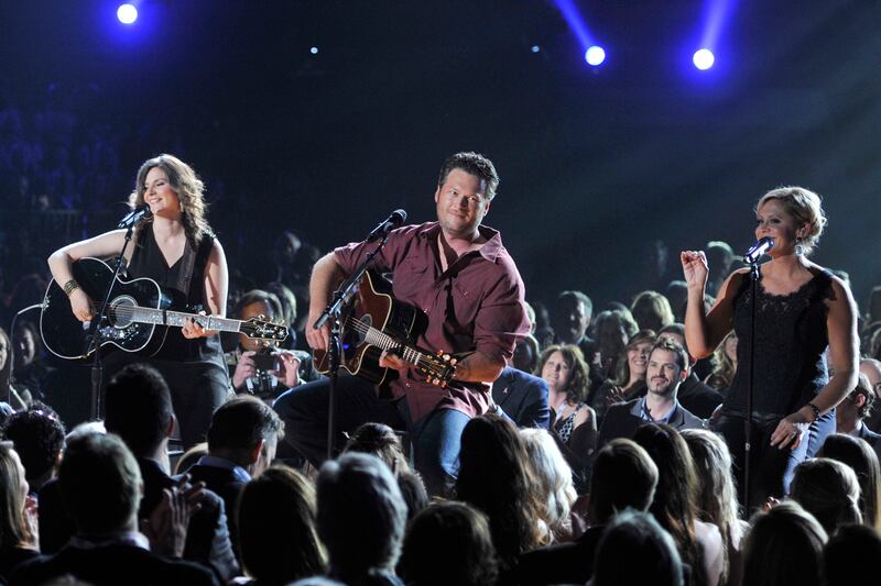 galleries/2013/04/10/blake-shelton-lady-gaga-conan-more-celebrity-officiants-photos/130409-celeb-ministers-03_k6xtqd