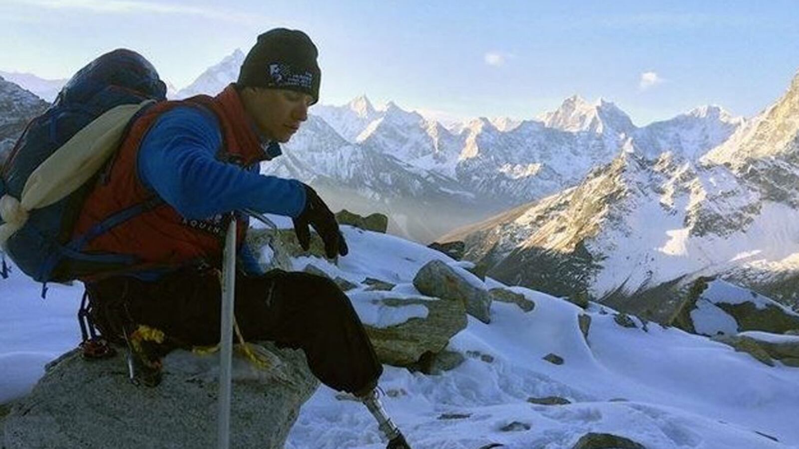 cheats/2016/05/20/hero-with-prosthetic-leg-summits-everest/160520-charlie-linville-mt-everest-amputee-cheat_fdzue6