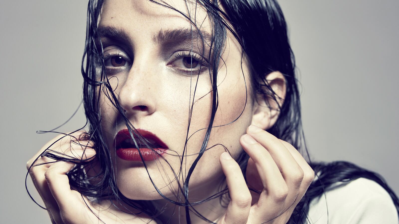 articles/2014/10/08/the-mesmerizing-mystique-of-banks/141007-leon-banks-tease_zn2obt