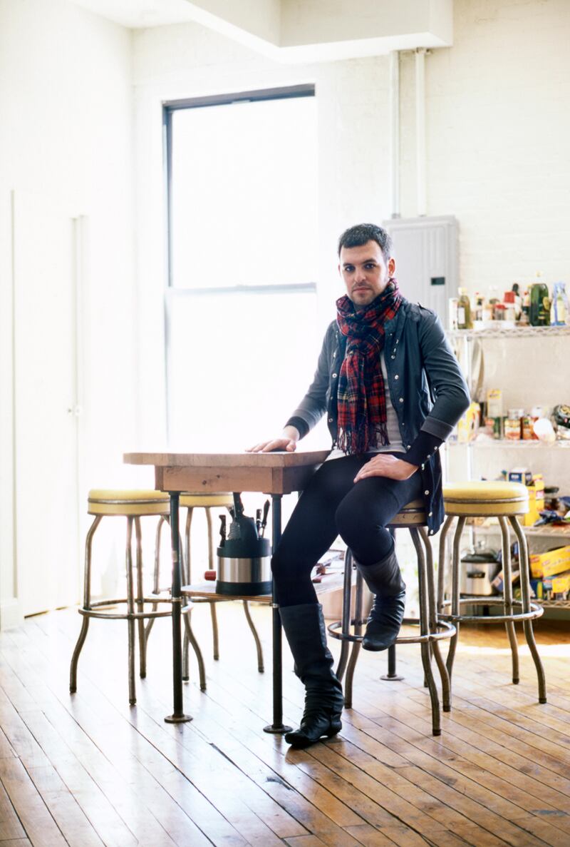 galleries/2013/07/09/men-wearing-their-girlfriends-clothes-jon-uriarte-s-photos/6_Guillermo_Beatriz_jbvznh