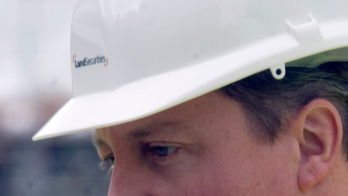 articles/2012/10/18/cameron-clings-to-power-in-britain/154322296_jrv5el