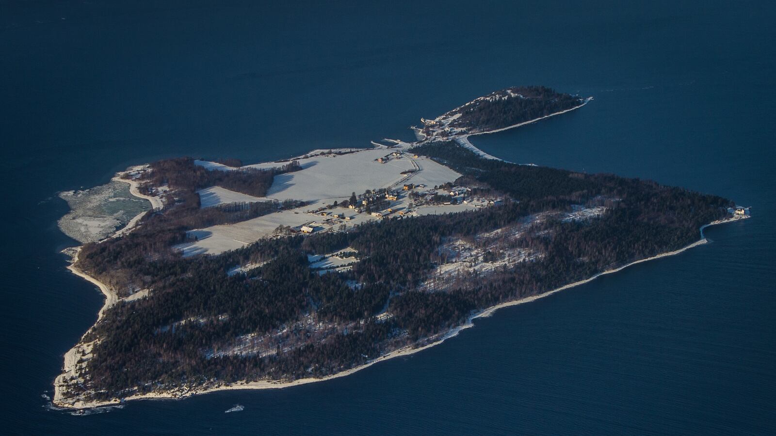 cheats/2015/08/06/prisoner-flees-jail-on-a-surfboard/150806-Bastøy_Prison-cheat_za2cla