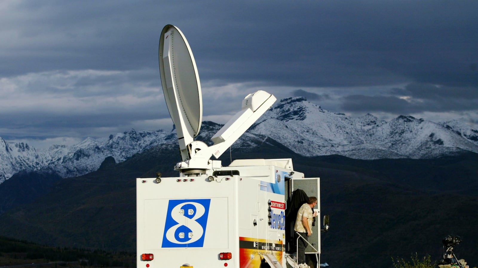 KGW-TV van outside Mt. St. Helens on October 19, 2004