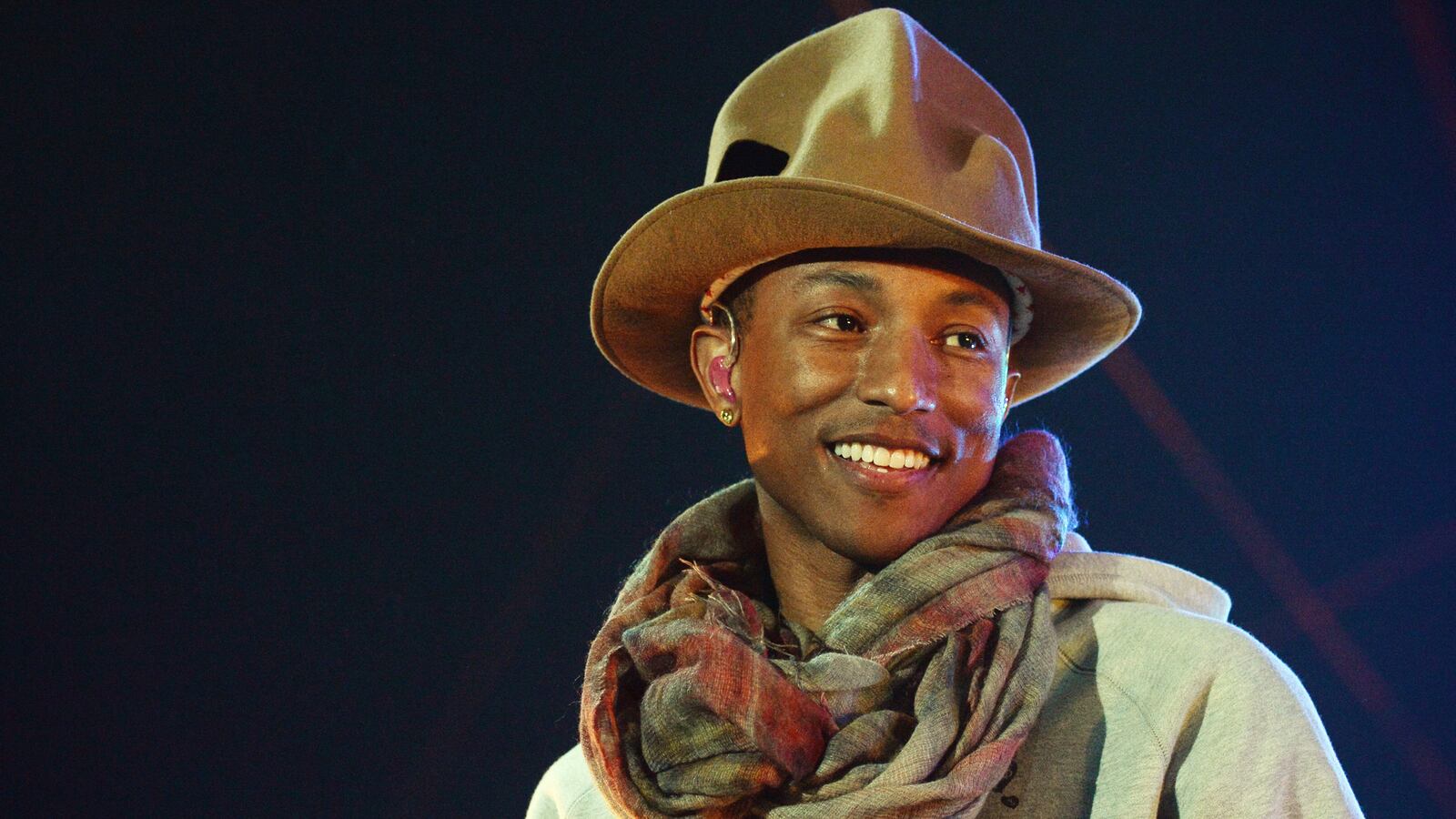 articles/2014/06/04/elle-readers-not-happy-with-pharrell-rihanna-s-fragrance-campaign-restricted-in-u-k/140418-_Pharrell-Williams-cheat_a8orgx