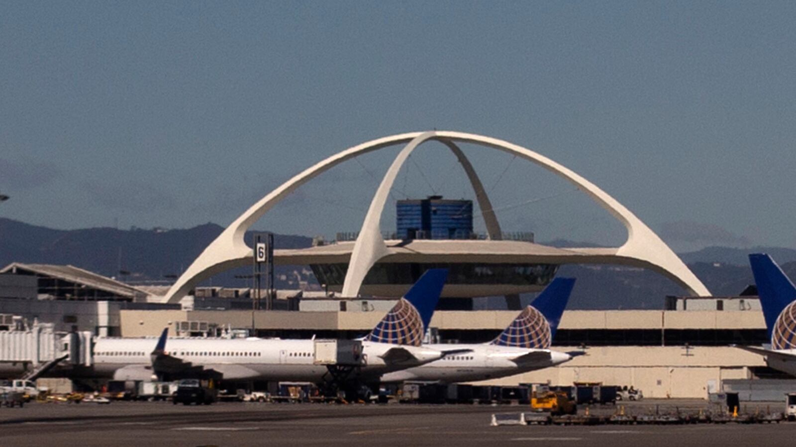 cheats/2014/03/28/six-arrested-for-lax-baggage-theft/140328-lax-cheat_k0gccy