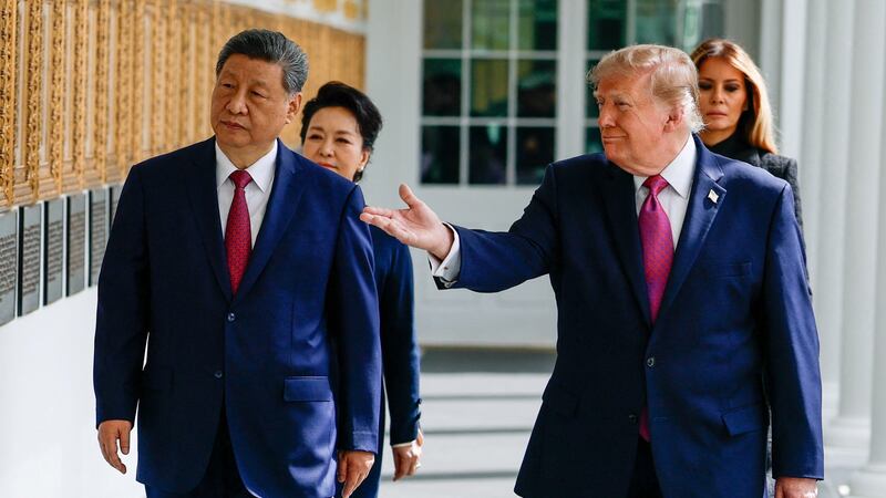 US President Donald Trump, first lady Melania Trump, Chinese President Xi Jinping and his wife Peng Liyuan walk along the Colonnade of the White House in Washington, D.C., US, September 24, 2026. REUTERS/Evan Vucci