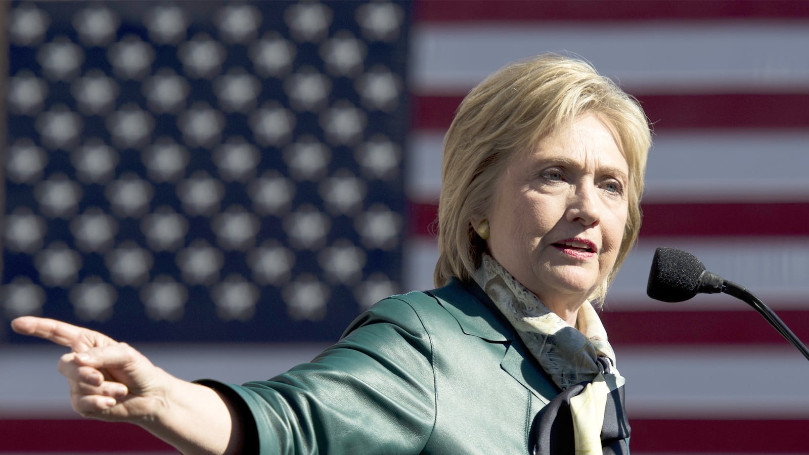 articles/2015/11/14/which-2016-contender-has-an-answer-for-isis/151114-mak-kucinich-clinton-tease_g6ux5y