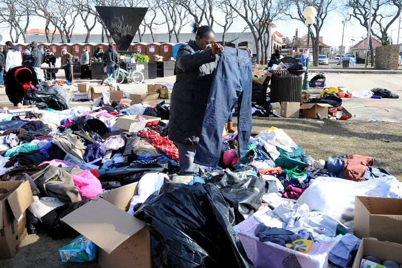 galleries/2012/11/28/sandy-vs-santa-a-tale-of-two-holidays-photos/shopping-holiday-vs-sandy2_om9fut