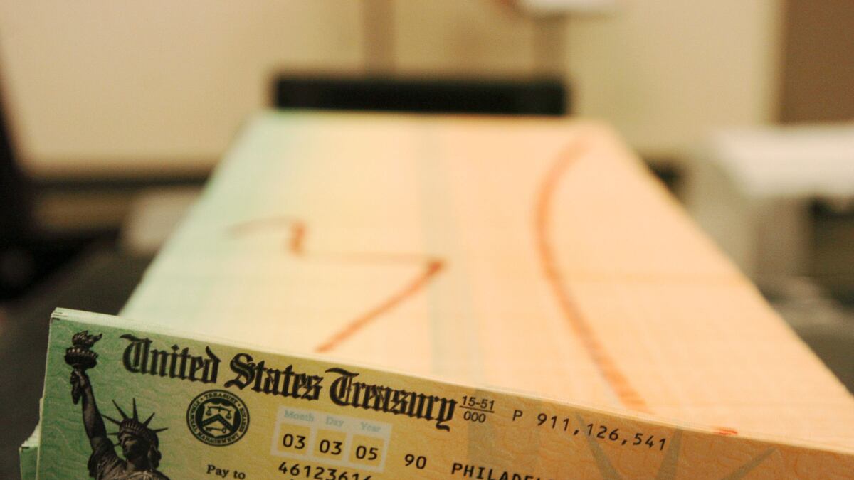 cheats/2011/07/12/obama-warns-of-debt-stalemate/social-security-checks_cb0tss