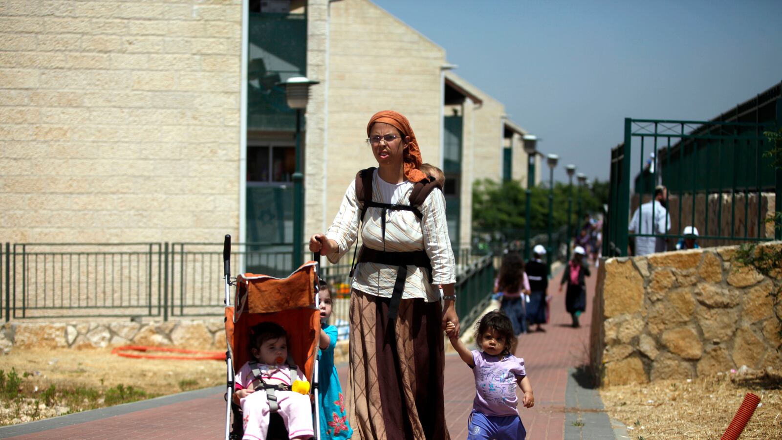 articles/2012/06/06/what-the-evacuation-of-givat-uplana-means-and-what-it-doesn-t/uplana-settler-family-openz_xbpszd