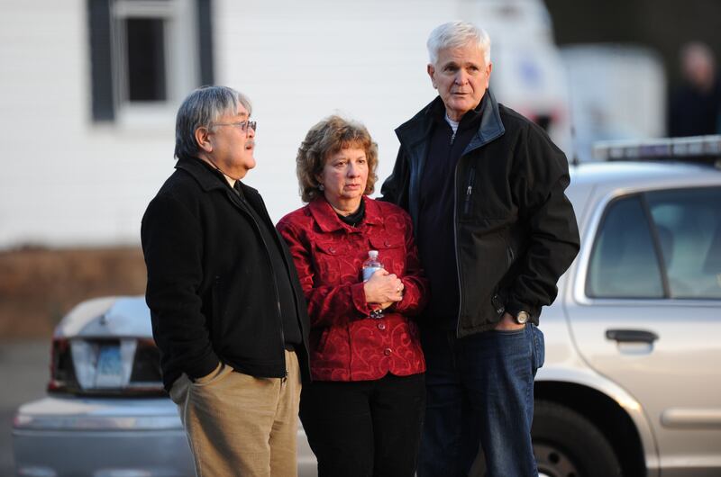 galleries/2012/12/15/connecticut-school-shooting-photos/14shooting12_jjjleq