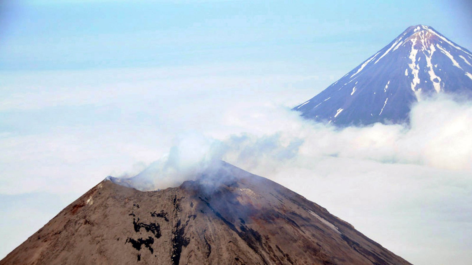 cheats/2013/05/05/alaska-dormant-volcano-spews-ash/130505-alaska-volcano-erupts-cheat_ux617f