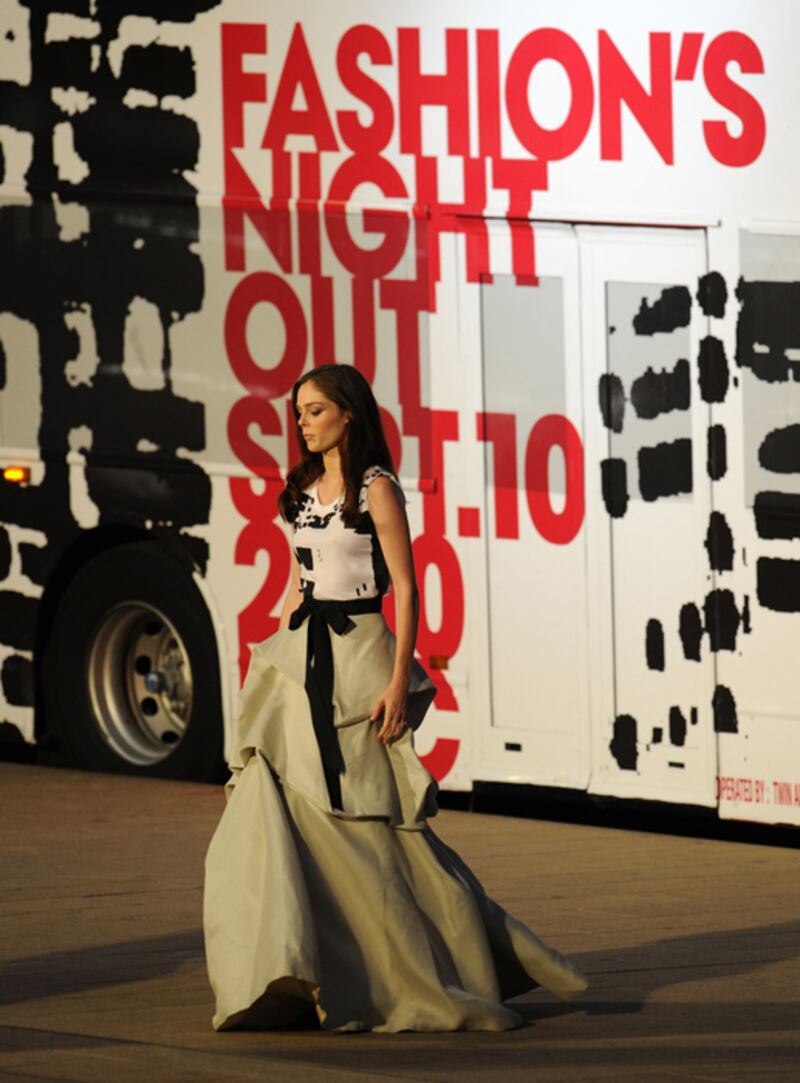 galleries/2010/09/07/fashion-s-night-out-the-show/fashions-night-out---coca-rocha_r2bkf8