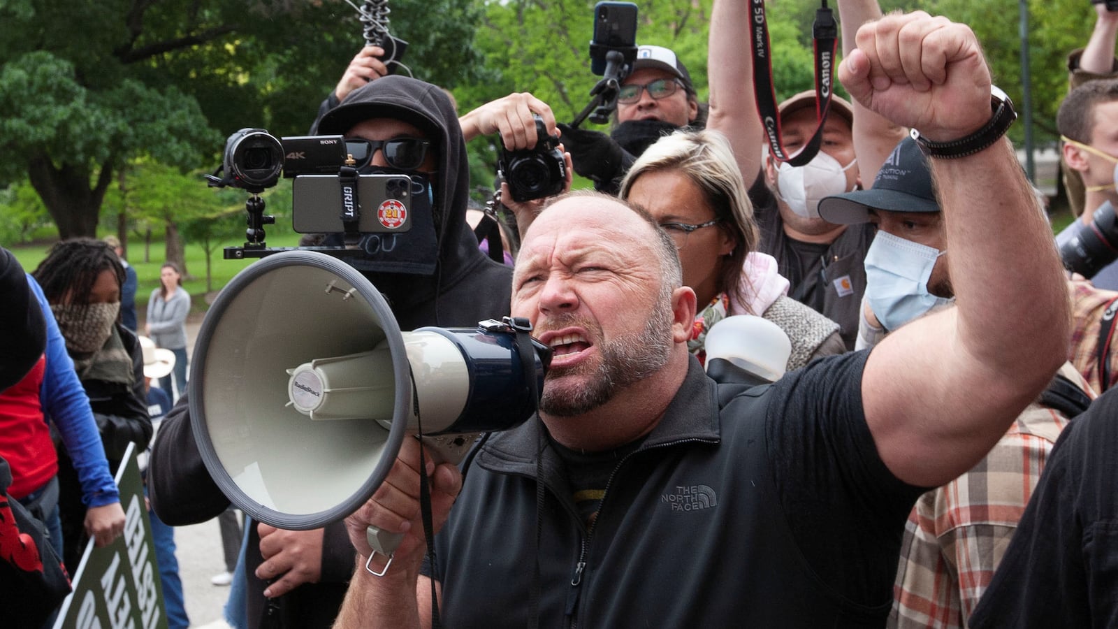 2020-04-18T000000Z_1009780512_RC2A7G9CN5N5_RTRMADP_3_HEALTH-CORONAVIRUS-USA-PROTESTS_wgxlvt