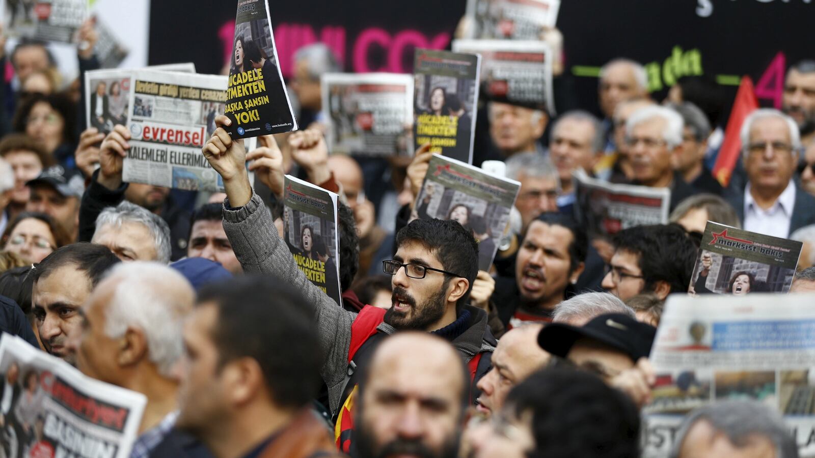 cheats/2015/11/27/2-turkish-journos-charged-with-espionage/151127-turkey-protests-cheat_zy0kwr