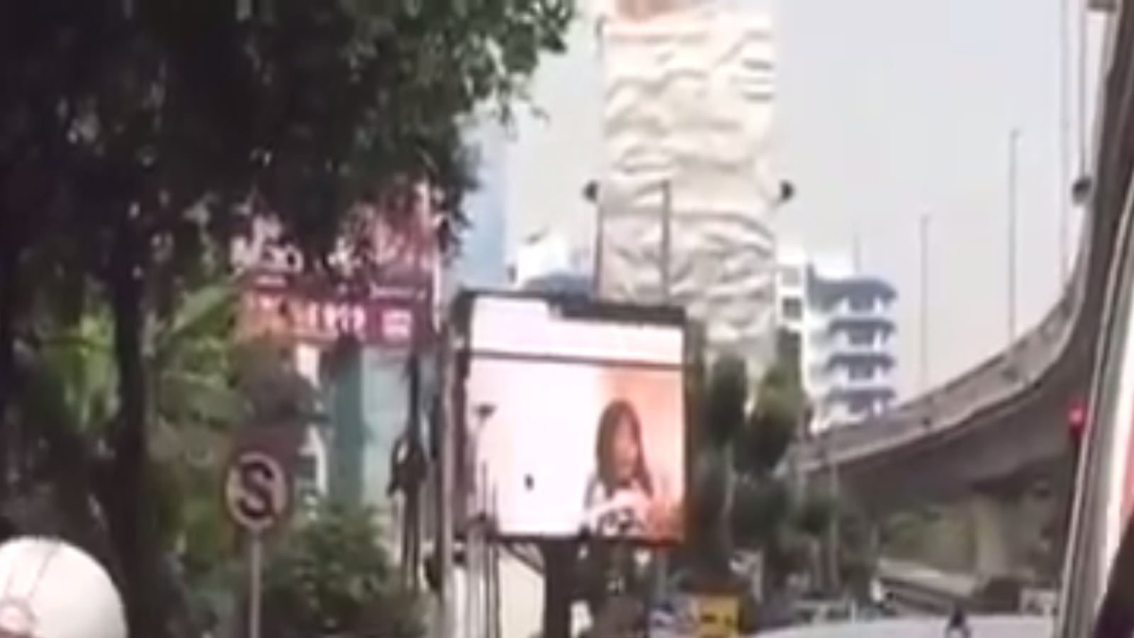 cheats/2016/10/01/porn-broadcast-on-jakarta-billboard/161001-jakarta-porn-cheat_kqlog3