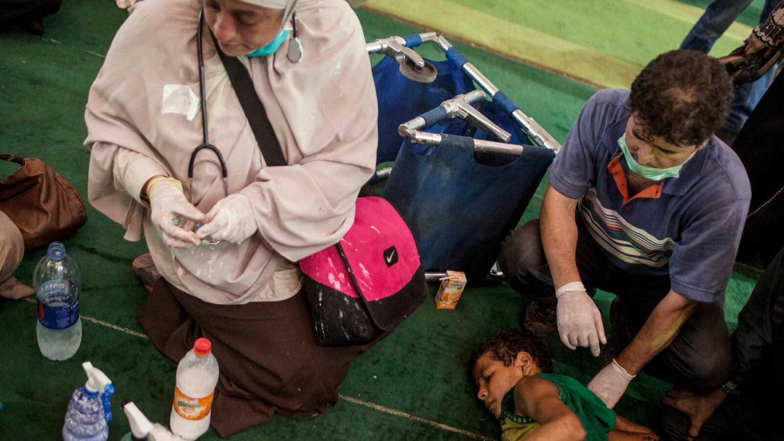 articles/2013/10/03/canadians-in-egyptian-jail-might-be-under-suspicion-due-to-their-film-footage/OZ_Cairo_wounded_zkhkqv