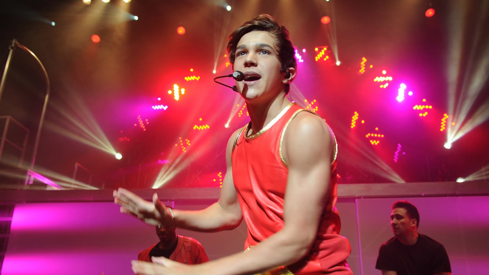 articles/2014/12/10/portrait-of-the-austin-mahone-as-a-teen-idol/141209-oconnor-mahone-tease_ukcwqv