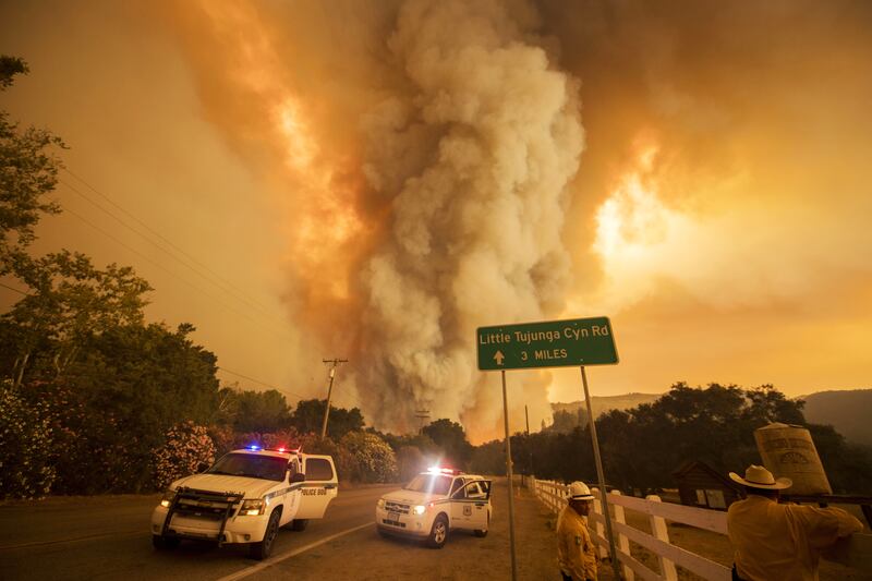 galleries/2016/07/25/gigantic-wildfire-rages-near-los-angeles-photos/160724-california-wildfire-photo-tease_sojtig